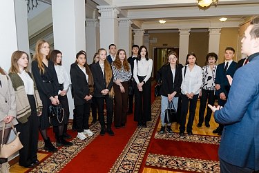 Для студентов ОГУ провели экскурсию по областному парламенту